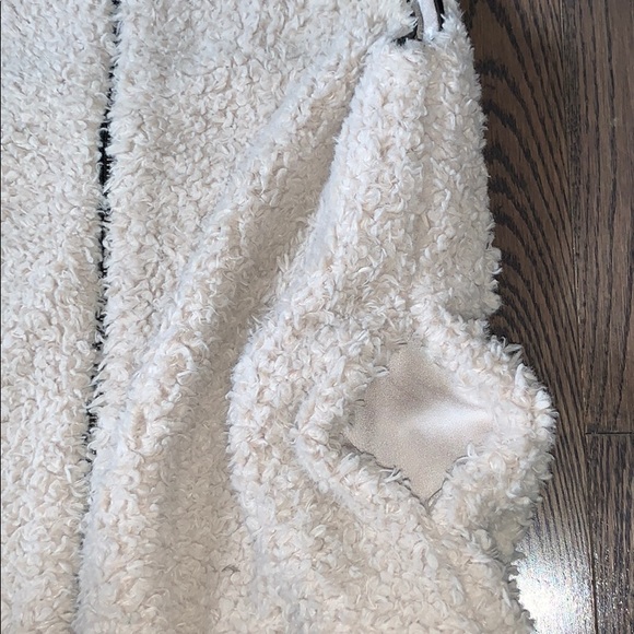 Aritzia • Wilfred Sherpa Vest w/ Leather Piping - Picture 4 of 6